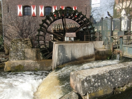 Brüggen : Burgwall, das Wasserrad der Brüggener Mühle